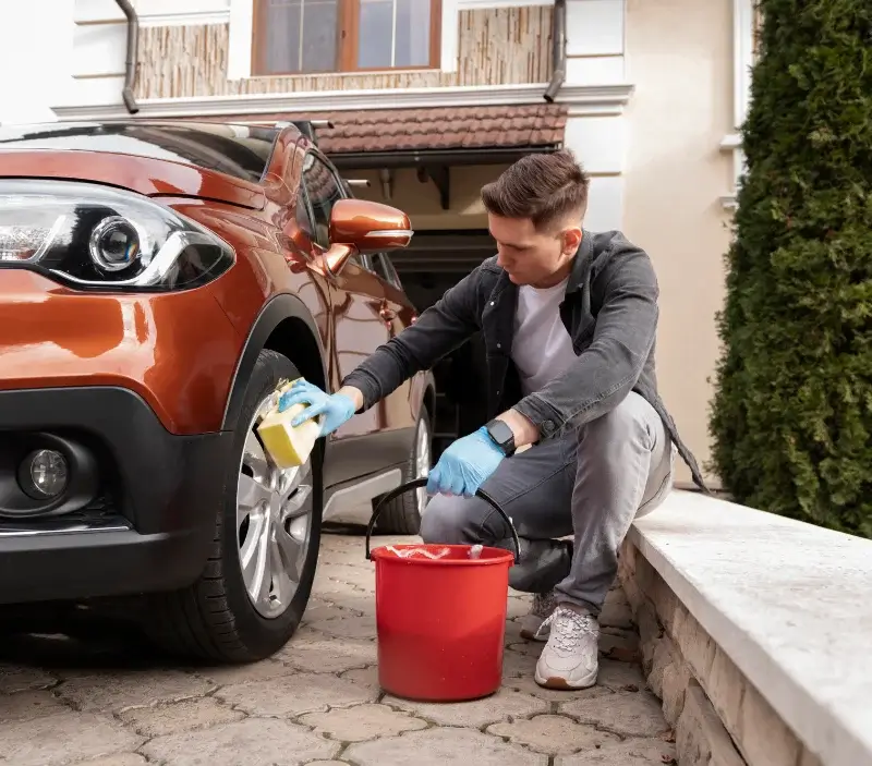 Lavage auto à domicile Éourres : professionnel intervenant sur un véhicule